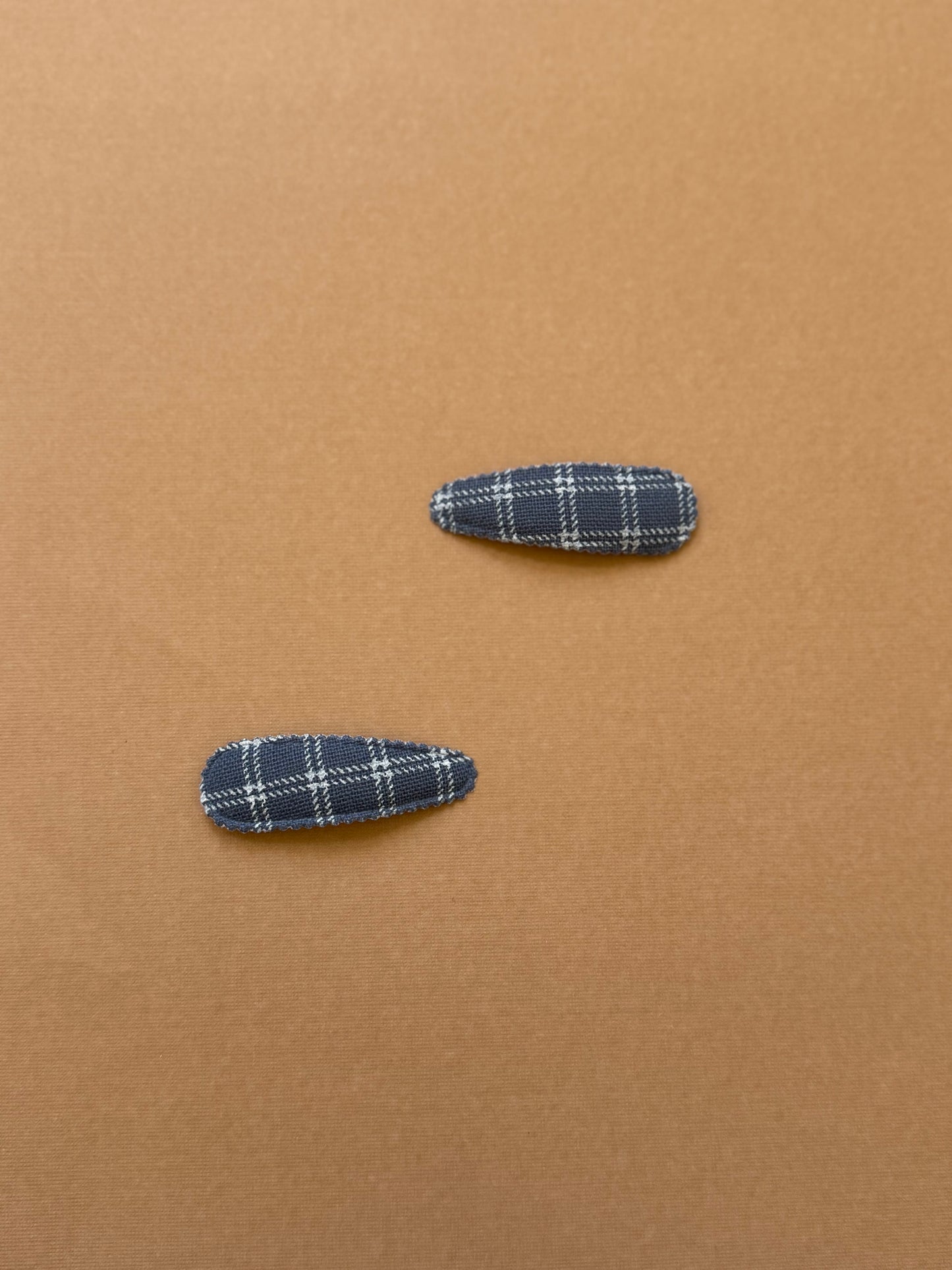 Snap clip with scalloped edge and large square grid pattern