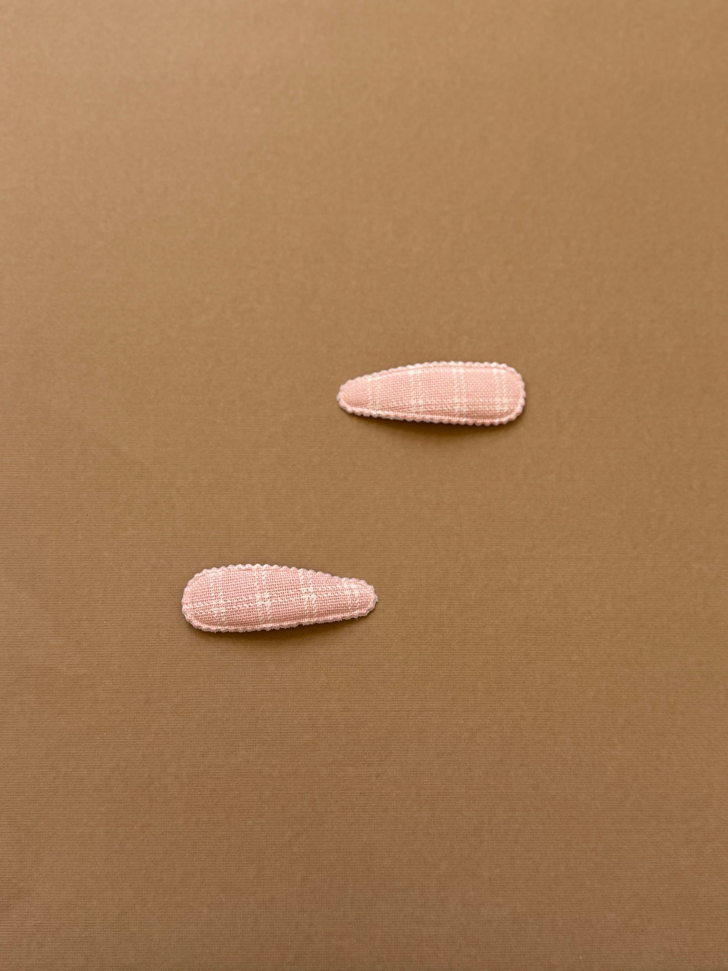 Pink Snap clip with scalloped edge and large square grid