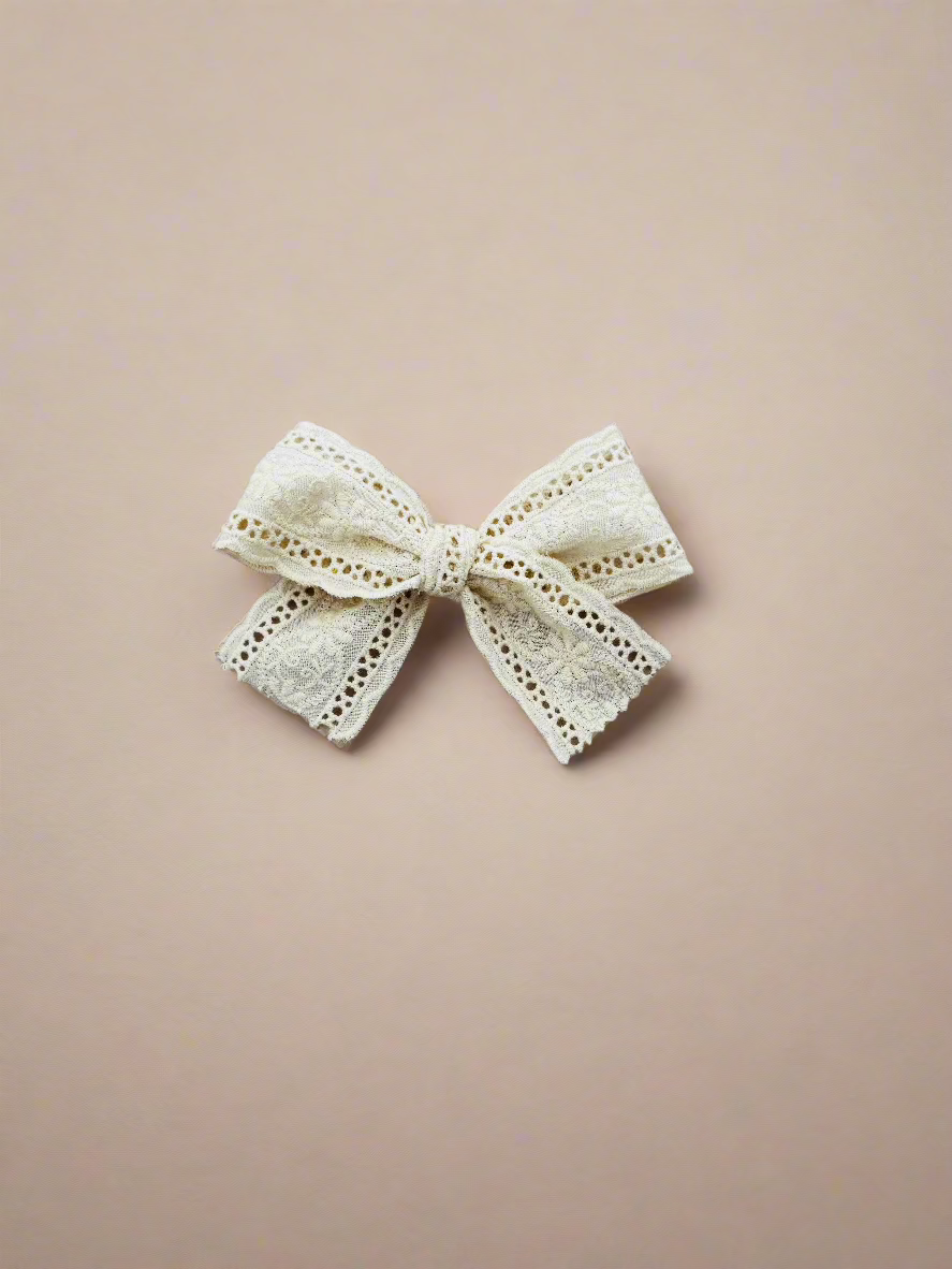 Scalloped edge ribbon bow long tail