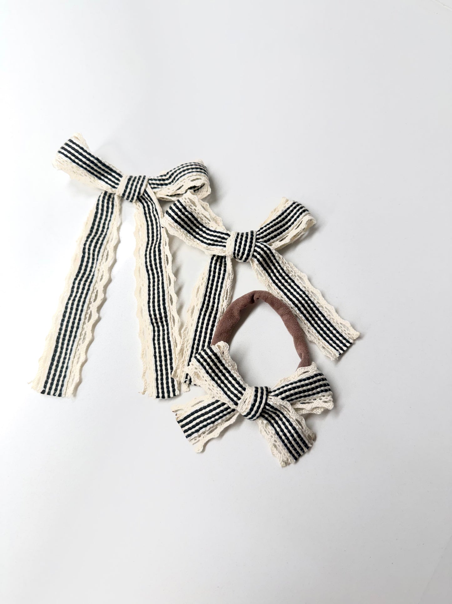 Holiday Market Bow – black striped lace bow