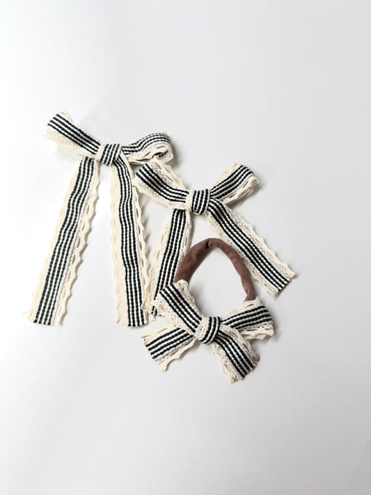 Holiday Market Bow – black striped lace bow