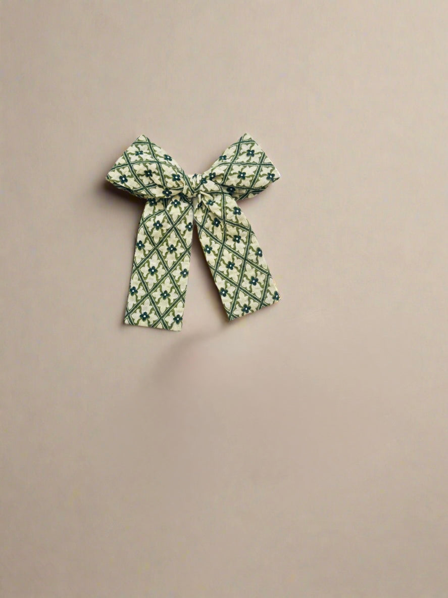 Ivy Lane Bow in long-tail style – soft green floral patterned bow