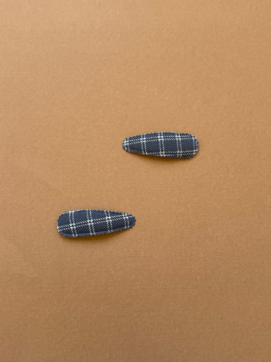 Snap clip with scalloped edge and large square grid pattern 