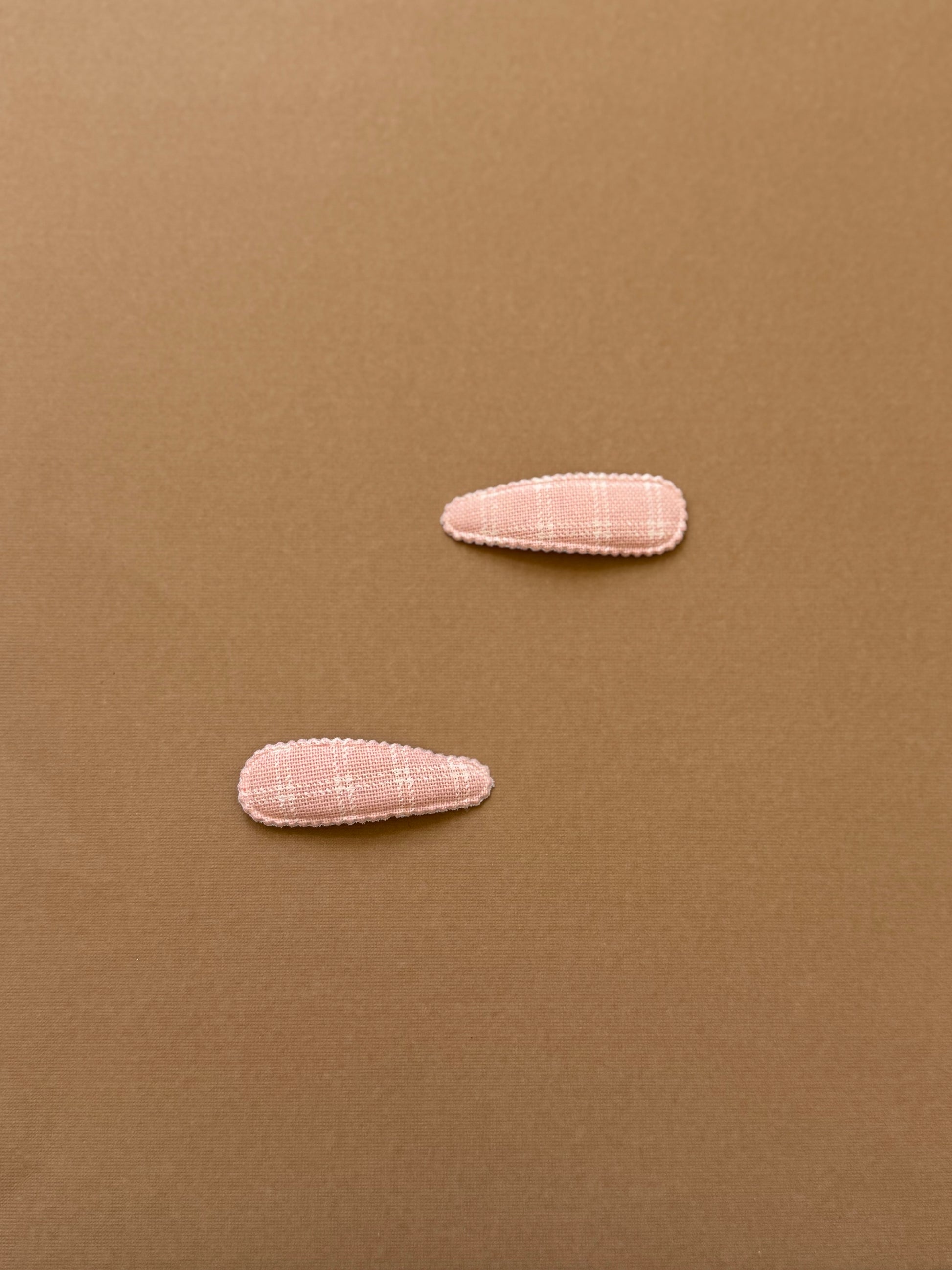 Pink Snap clip with scalloped edge and large square grid 