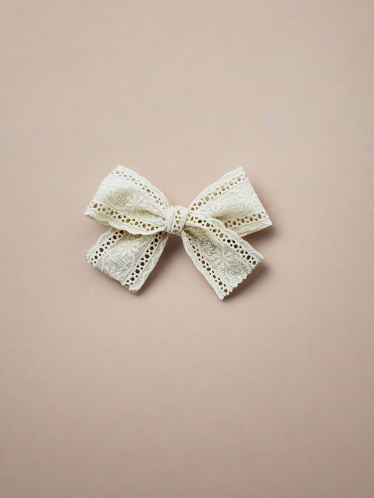 Scalloped edge ribbon bow long tail