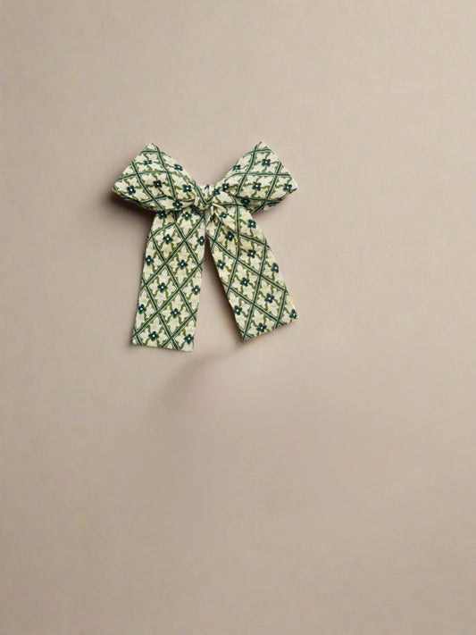 Ivy Lane Bow in long-tail style – soft green floral patterned bow