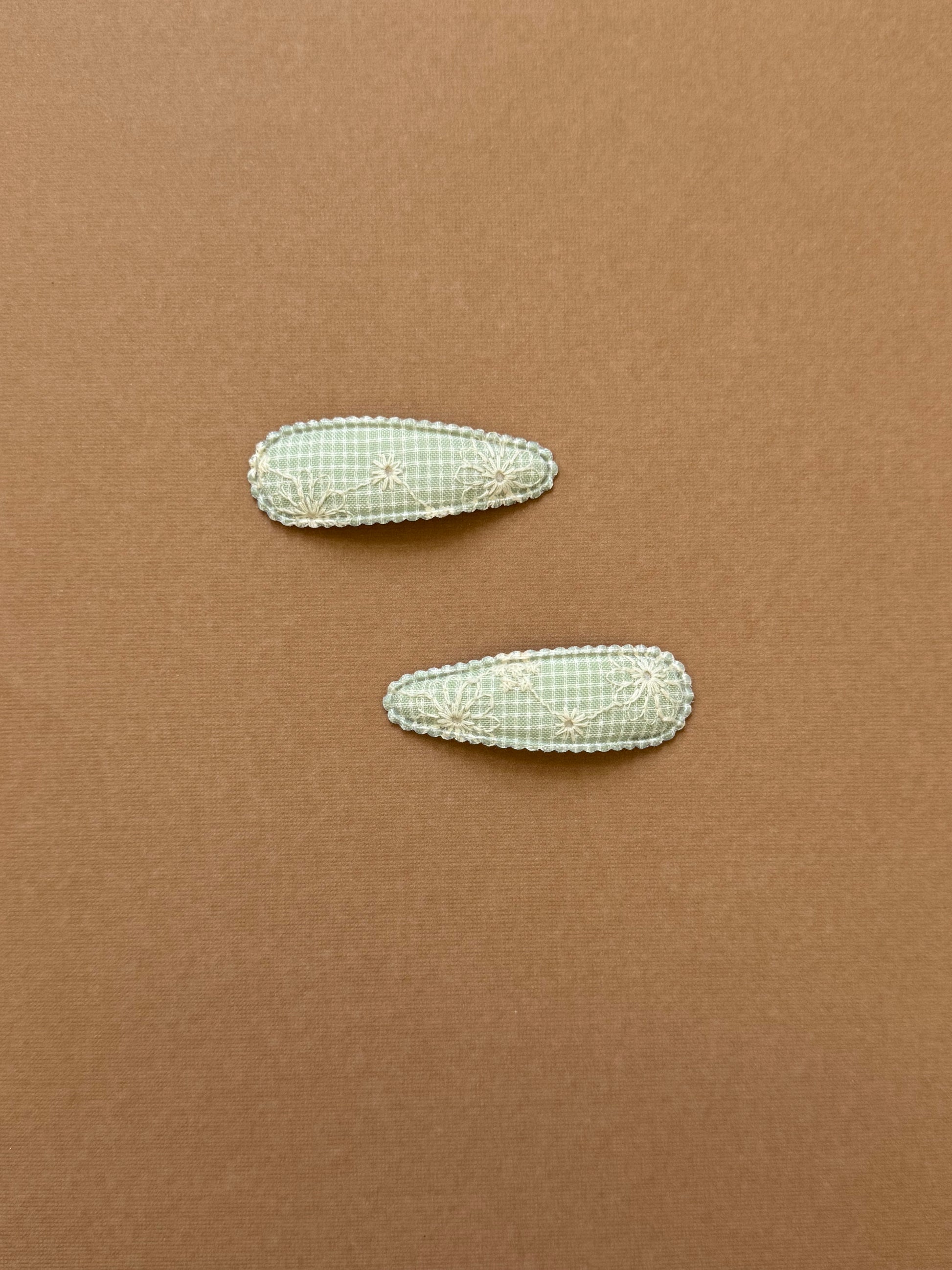 Mint  grid green snap clip with scalloped edge and embroidered flower